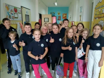 Besplatni uchilishni uniformi od Opshtina Gazi Baba 1