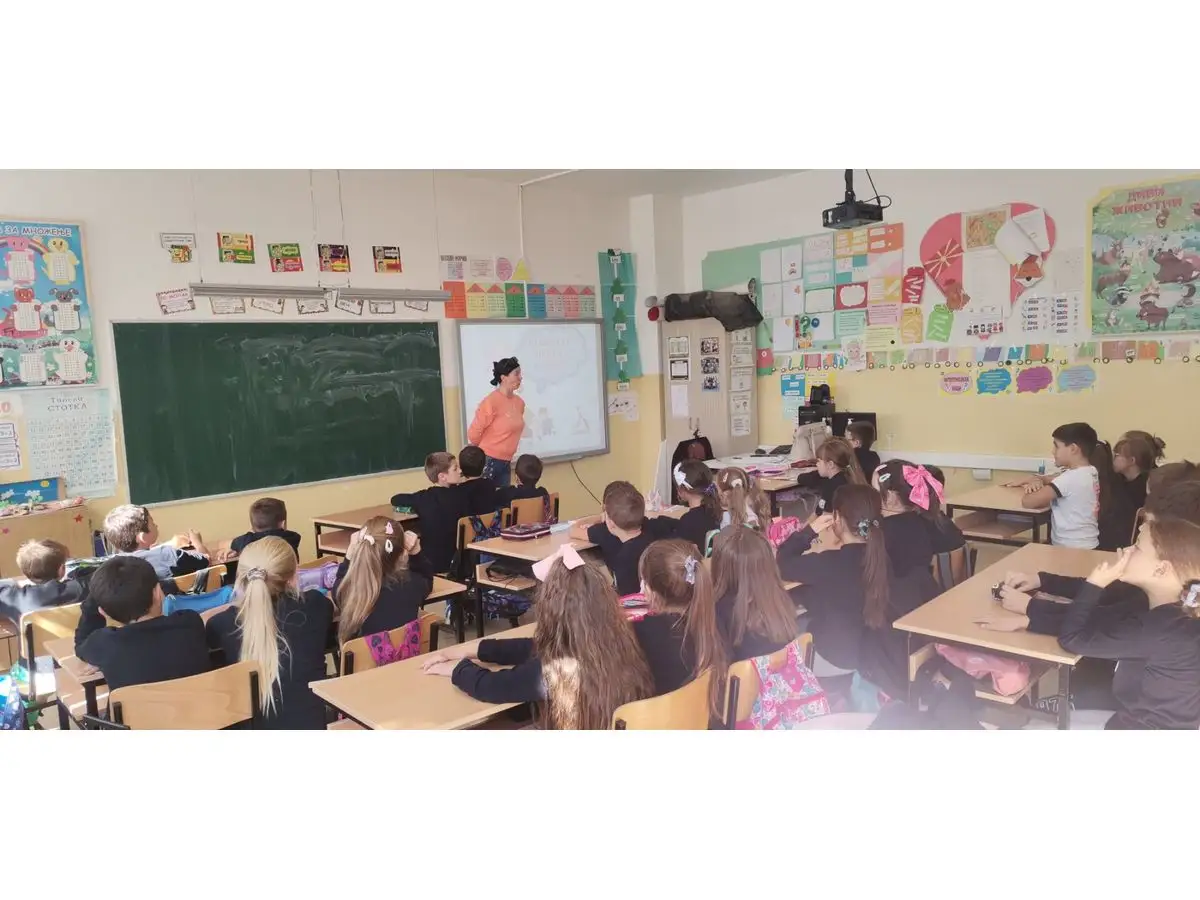 Внимателно од својот дом до училиште и назад
