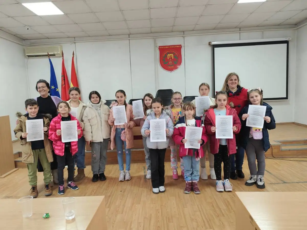 Nashi uchenici bea del od dechinjata koi se sobraa denes zaedno da ja ispeat Vechniot Bog 1