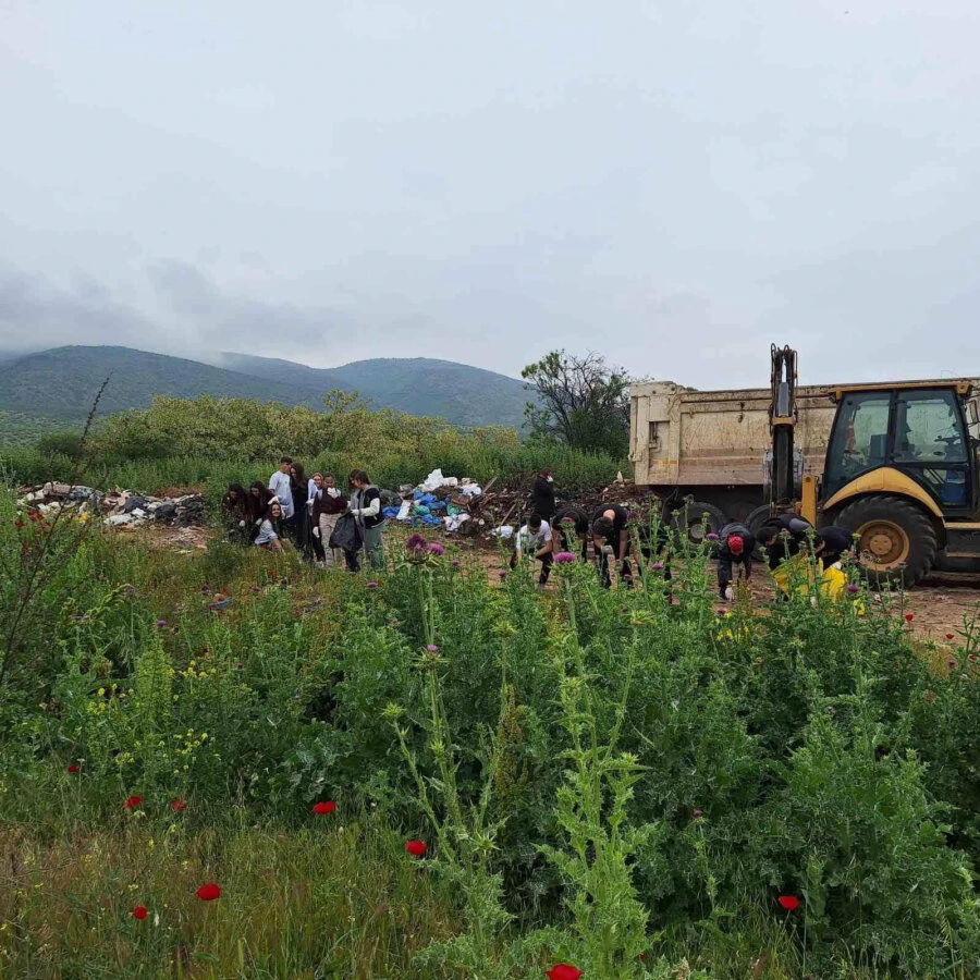 Акција за расчистување на дива депонија во нашата околина