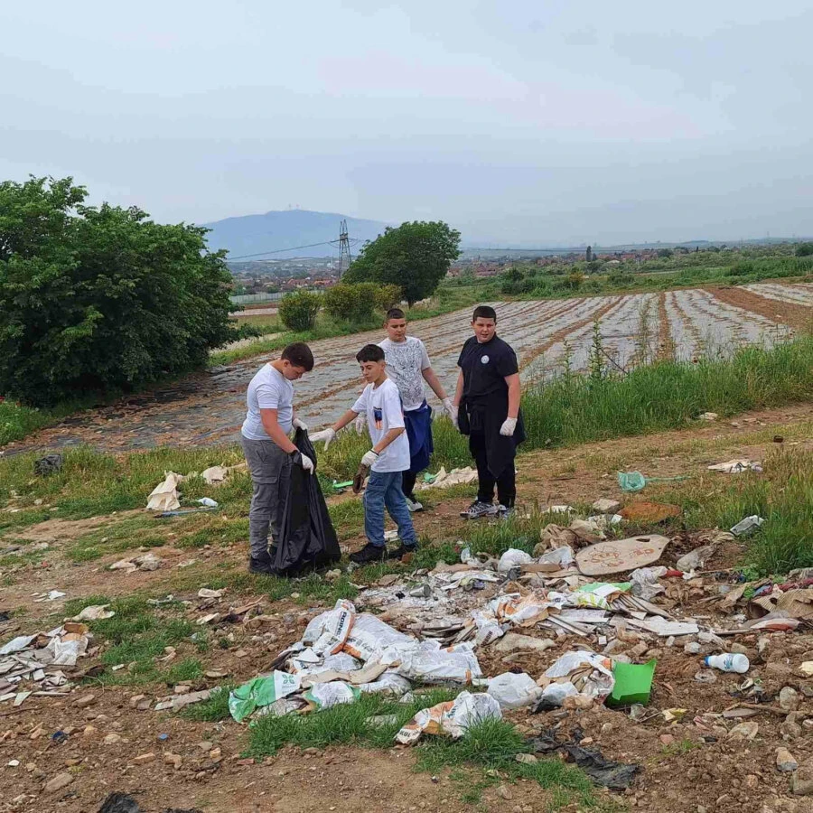 Акција за расчистување на дива депонија во нашата околина