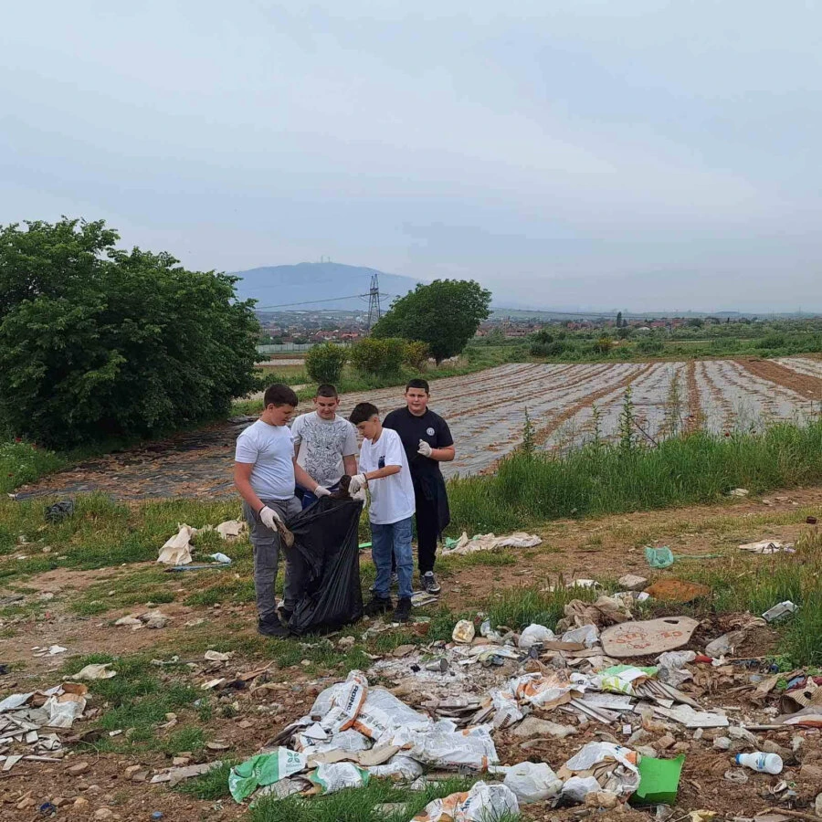 Акција за расчистување на дива депонија во нашата околина