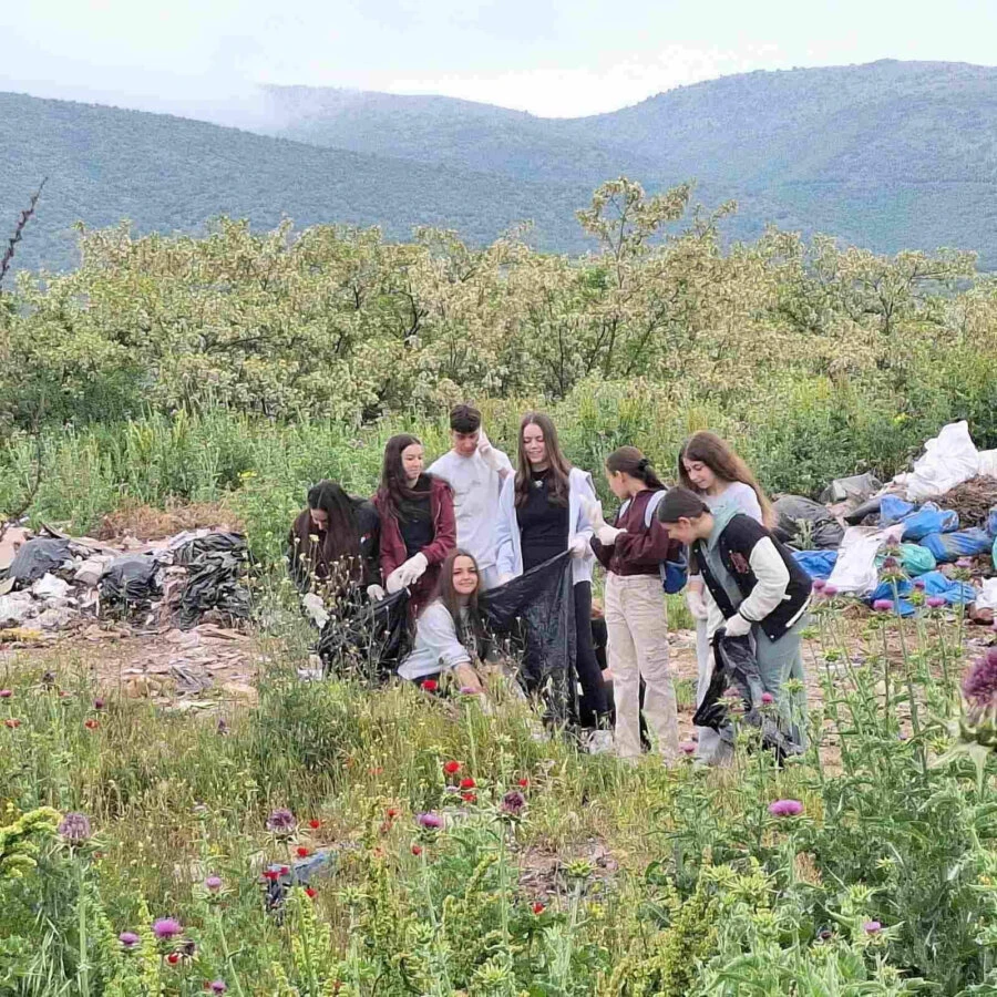 Акција за расчистување на дива депонија во нашата околина