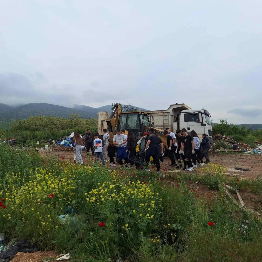 Акција за расчистување на дива депонија во нашата околина