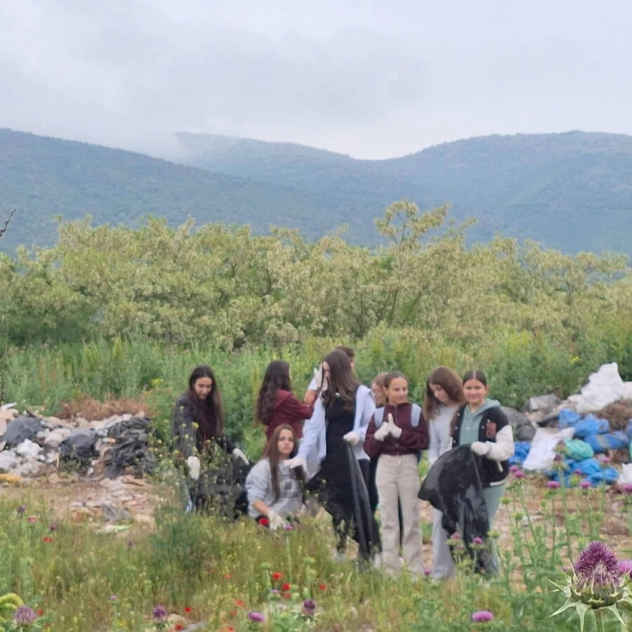 Акција за расчистување на дива депонија во нашата околина