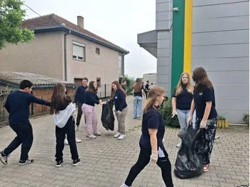 Еколошка акција за собирање отпад и чистење на улиците околу училишната зграда 08-05-2026 - слика 1