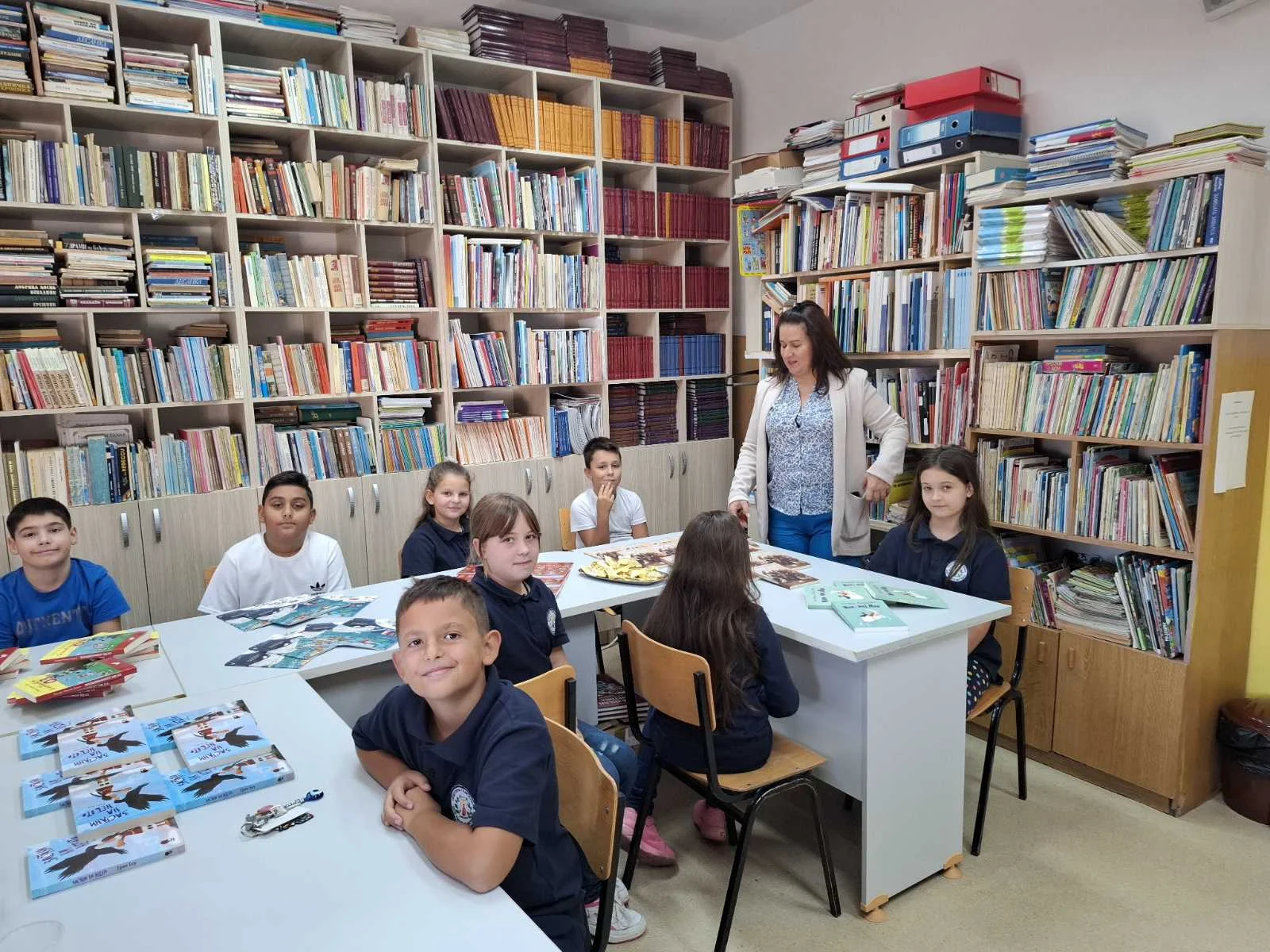 Не можеш да купиш среќа со пари, но можеш да купиш книга, тоа е приближно исто