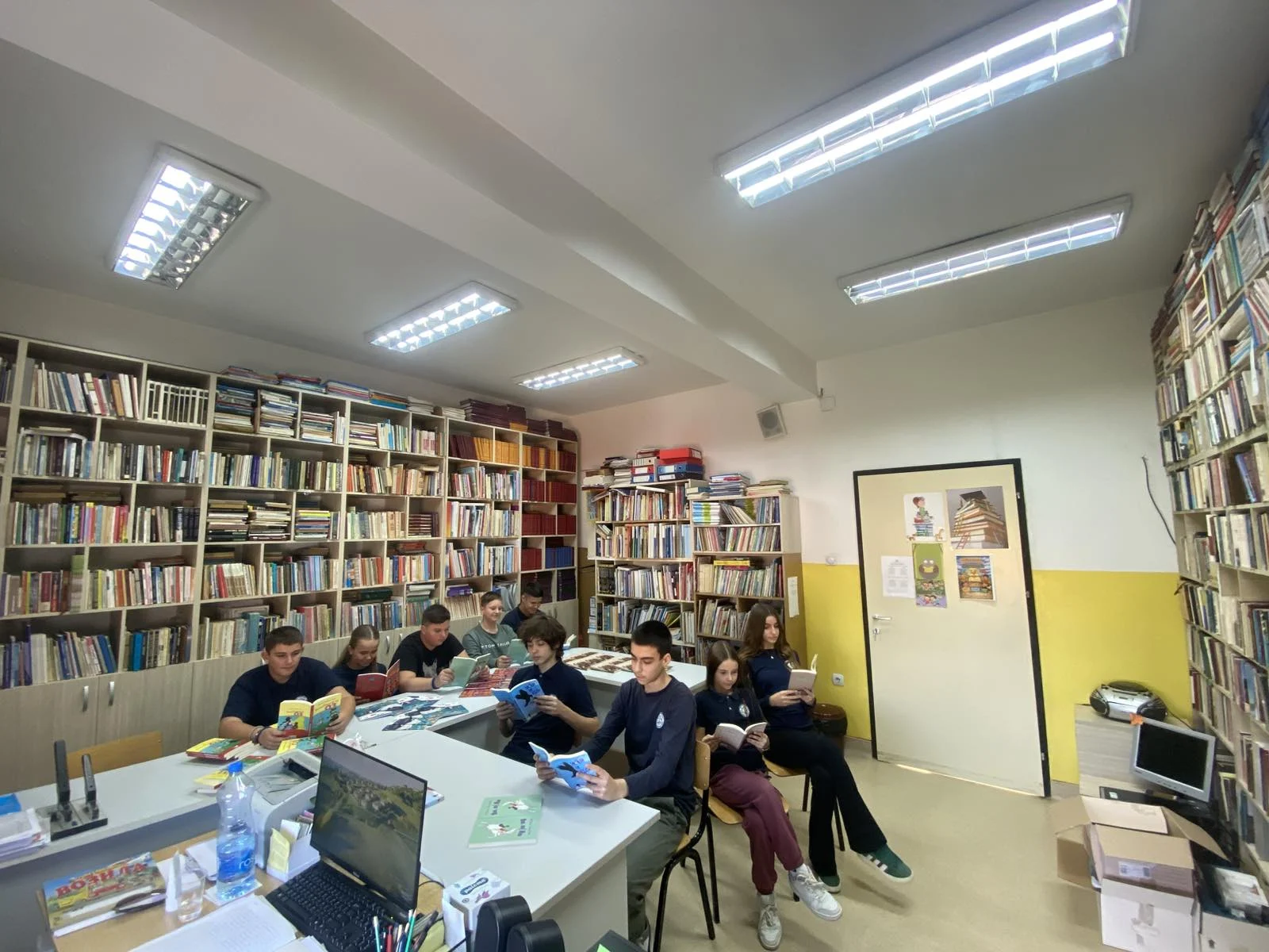 Не можеш да купиш среќа со пари, но можеш да купиш книга, тоа е приближно исто