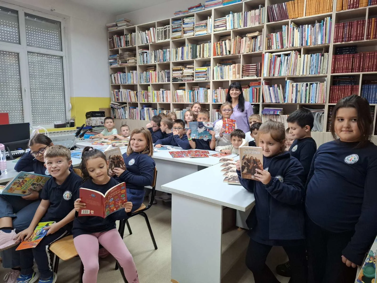 Не можеш да купиш среќа со пари, но можеш да купиш книга, тоа е приближно исто