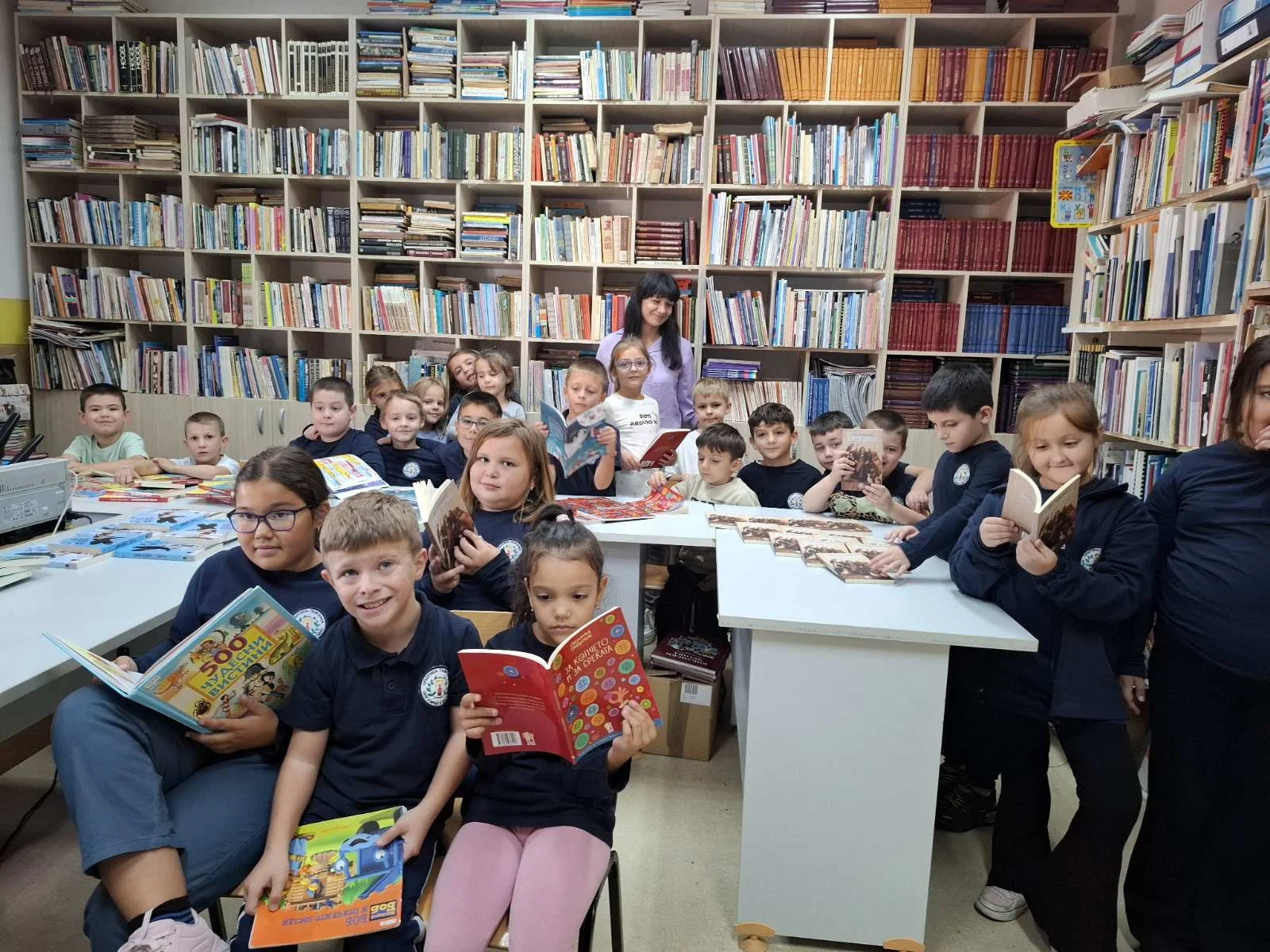 Не можеш да купиш среќа со пари, но можеш да купиш книга, тоа е приближно исто