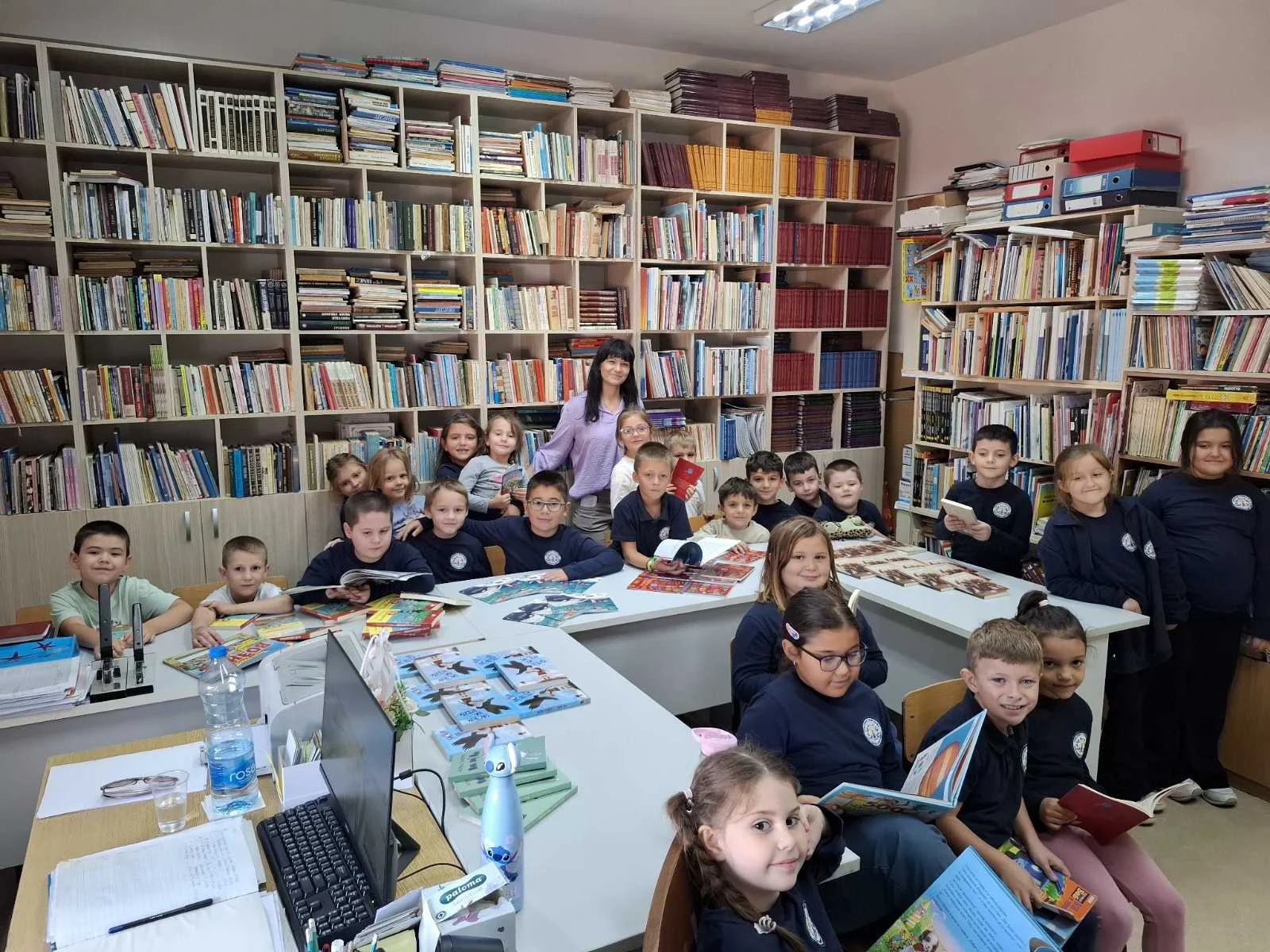 Не можеш да купиш среќа со пари, но можеш да купиш книга, тоа е приближно исто