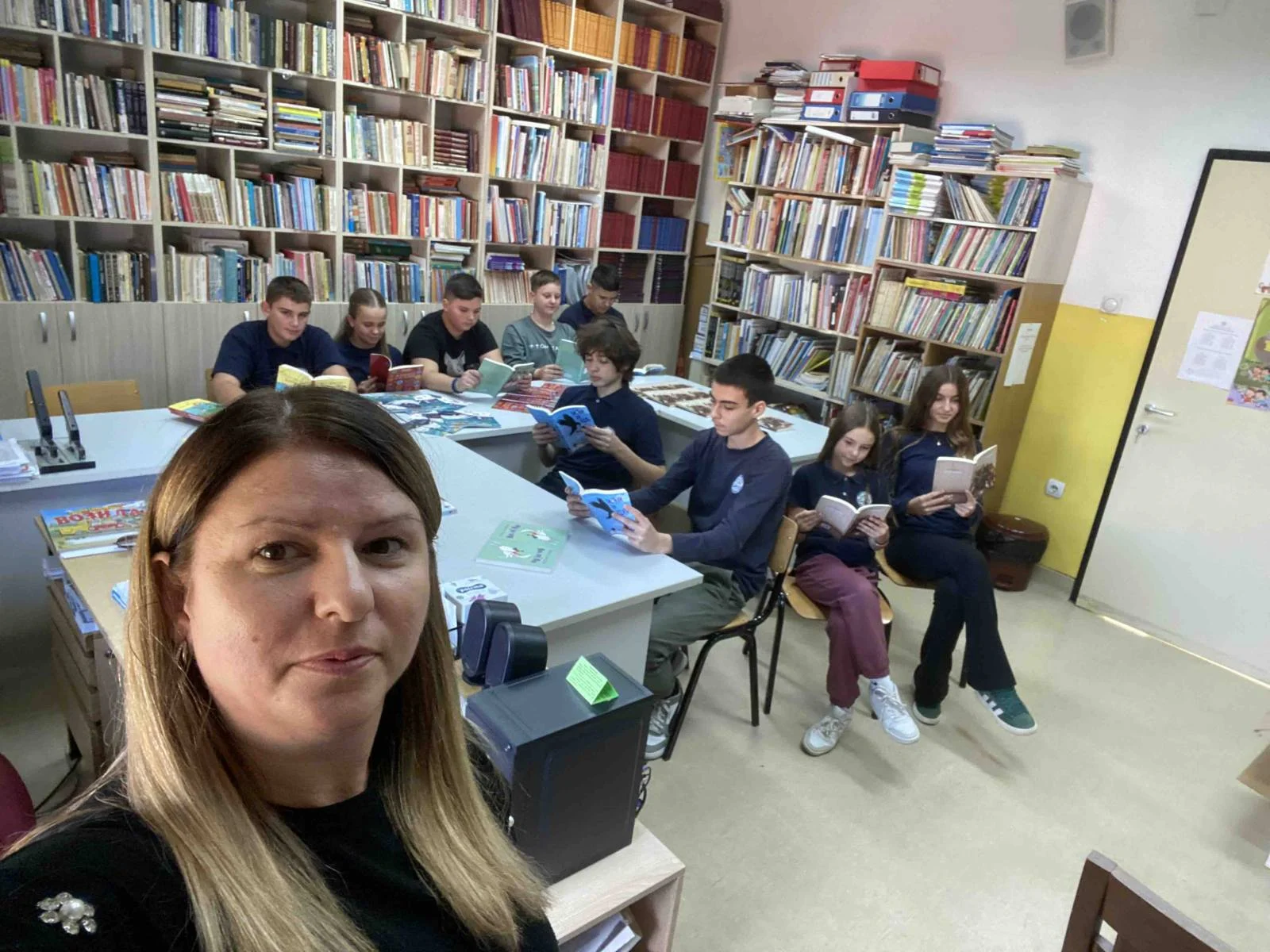 Не можеш да купиш среќа со пари, но можеш да купиш книга, тоа е приближно исто