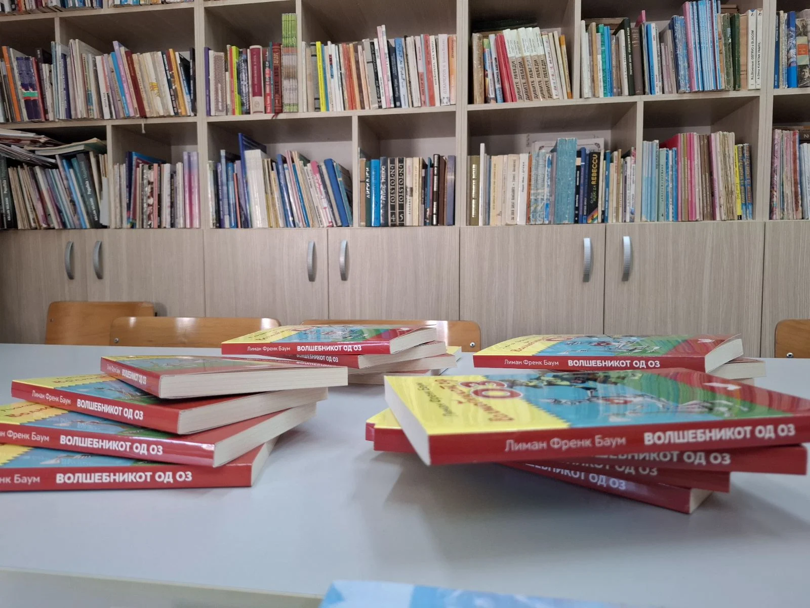 Не можеш да купиш среќа со пари, но можеш да купиш книга, тоа е приближно исто